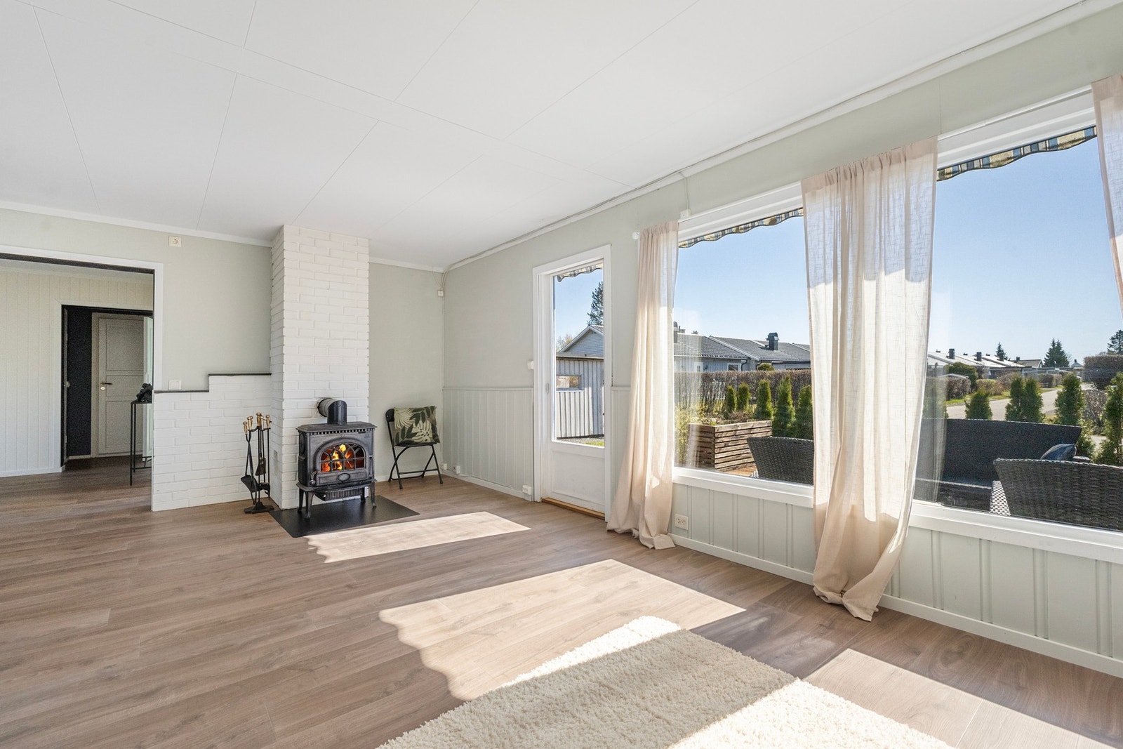 Store vindusflater slipper inn rikelig med naturlig lys. Galleribilde