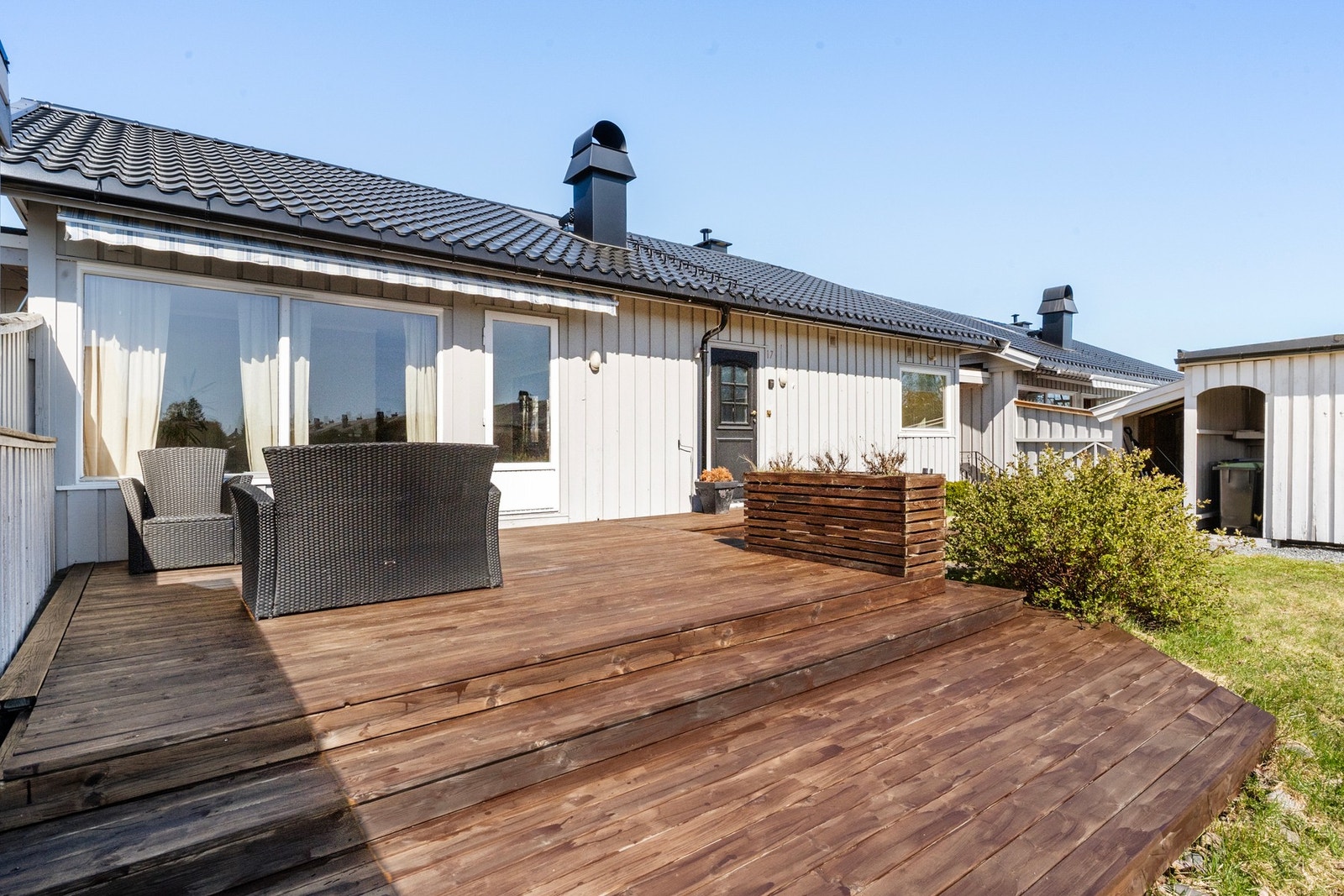 Rundt boligen er tomten flat og lettstelt, pent opparbeidet med plen, hekk og diverse beplantning. Galleribilde