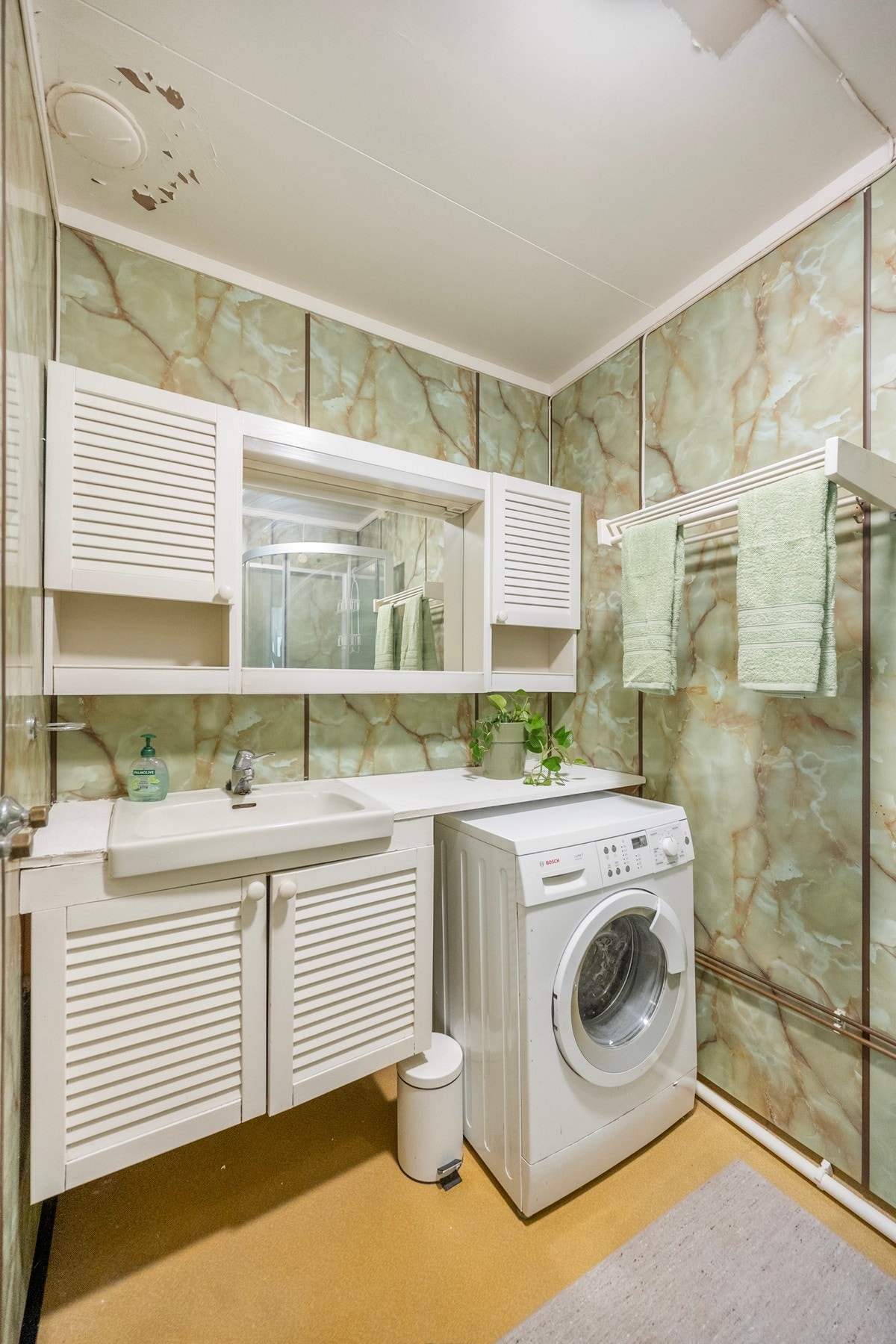 Badet er i dag utstyrt med baderomsinnredning, dusj og opplegg for vaskemaskin. Galleribilde