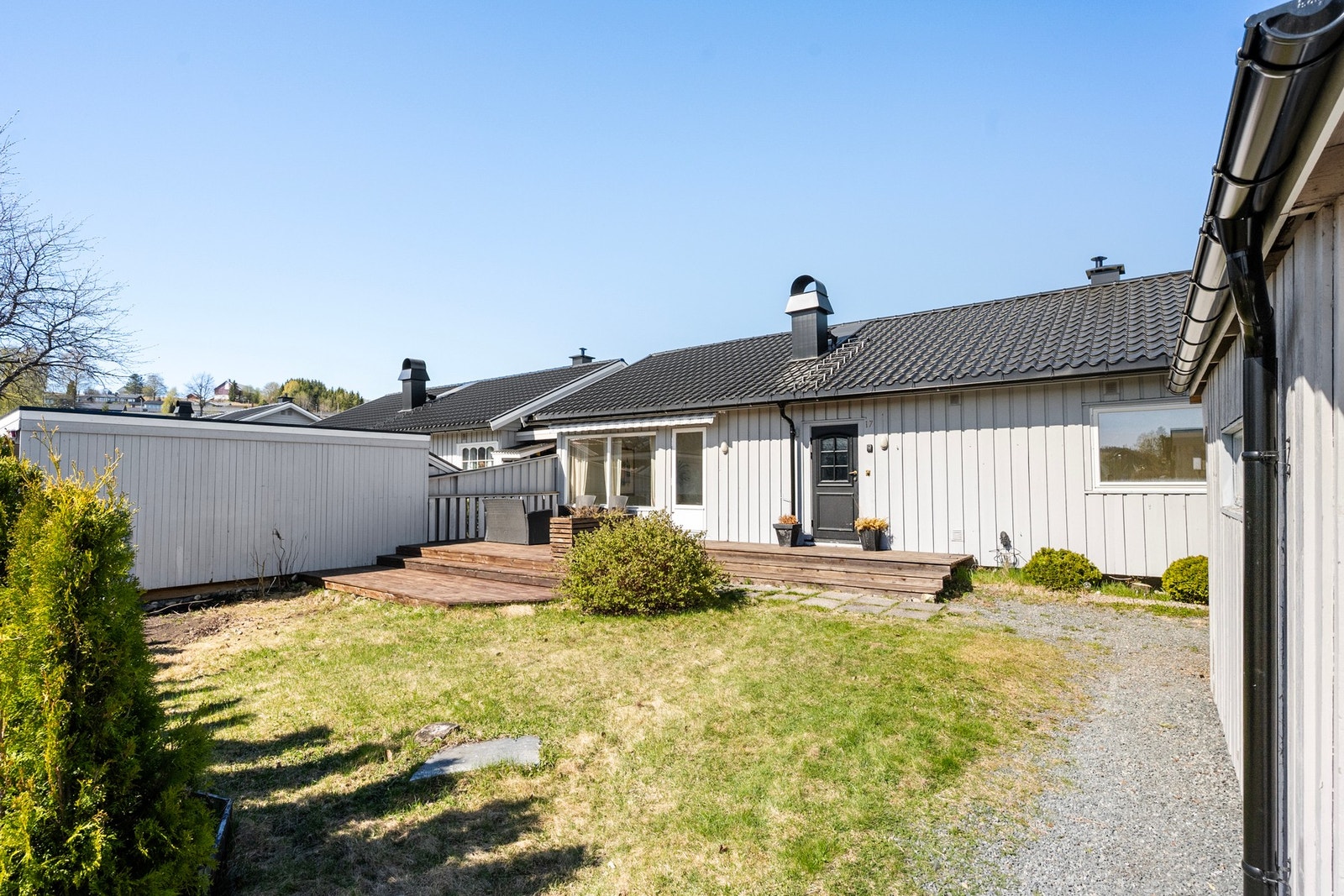 Boligen er del av et borettslag med felles tomt. Galleribilde