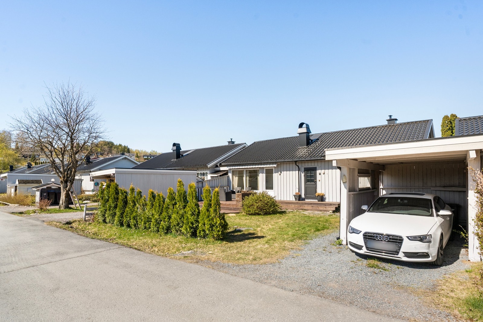 Utvendig finnes også en carport med 1 biloppstillingsplass, samt en utvendig bod. Galleribilde