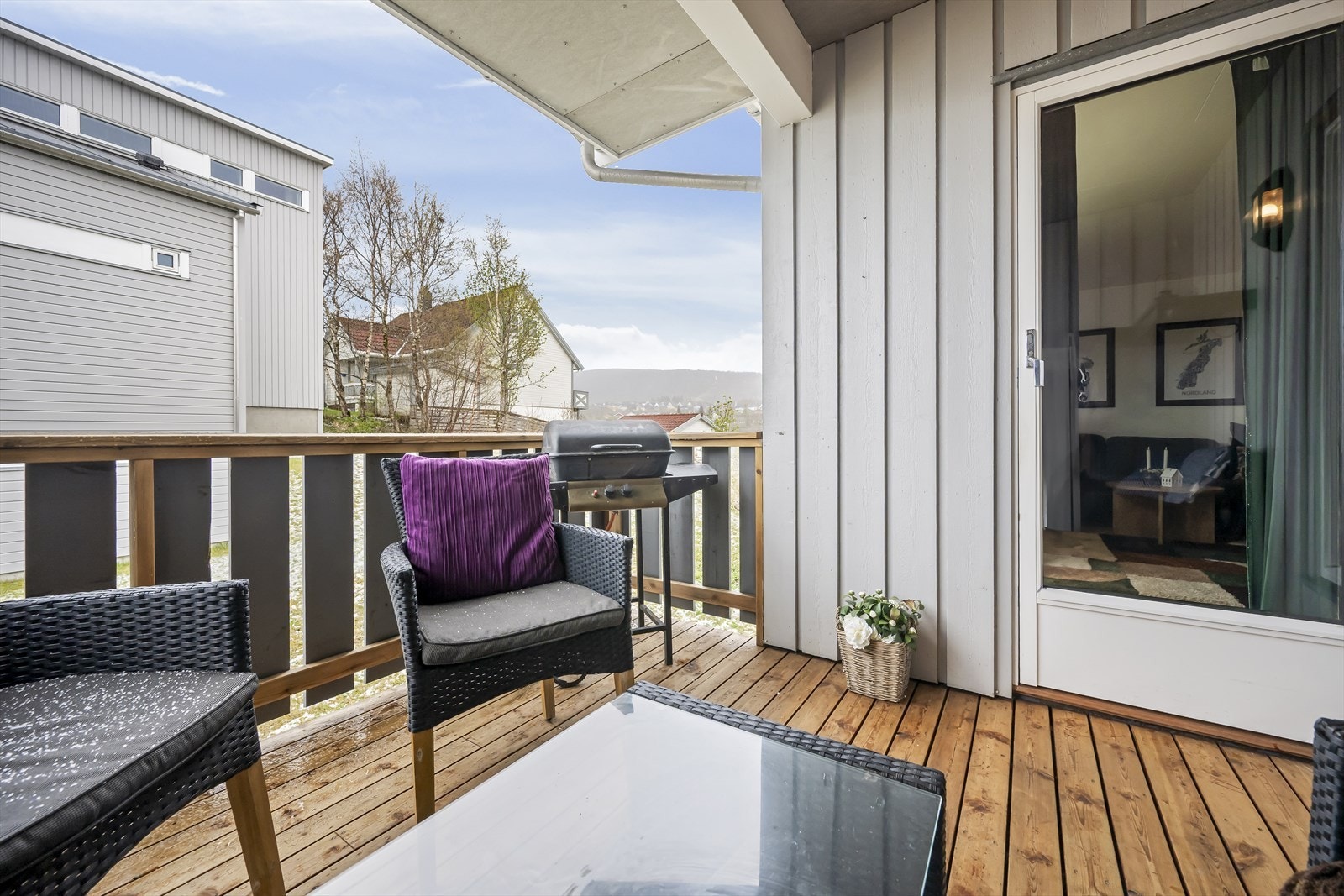 Fra stuen er det direkte utgang til en hyggelig, overbygget balkong på ca. 7 m². Galleribilde