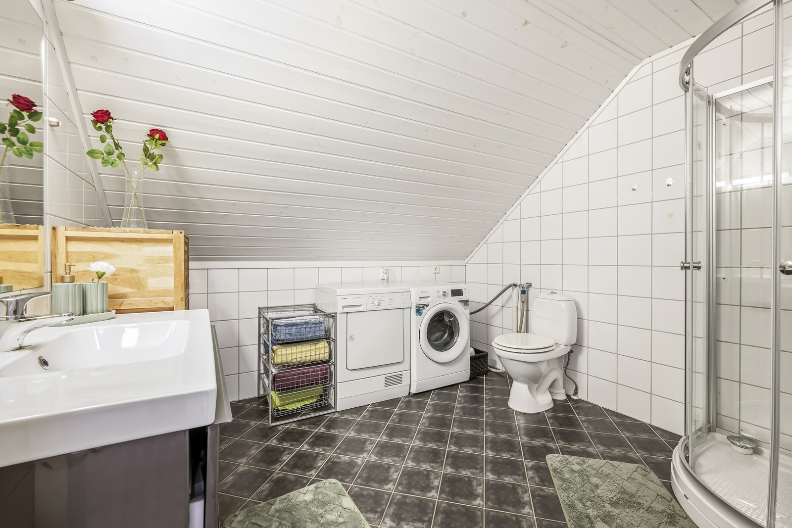 Badet er praktisk utstyrt med servantinnredning med god oppbevaringsplass, speil med belysning, gulvstående toalett og dusjkabinett. I tillegg er det opplegg for vaskemaskin Galleribilde