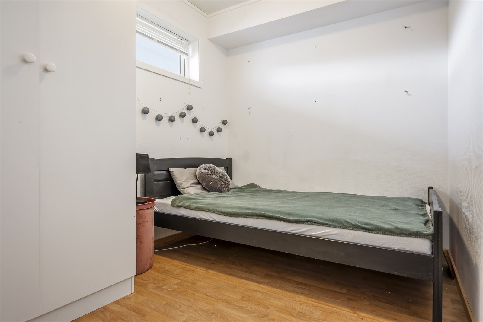 I hovedetasjen ligger ett av boligens tre soverom, som egner seg godt som barnerom, gjesterom eller kontor. Galleribilde