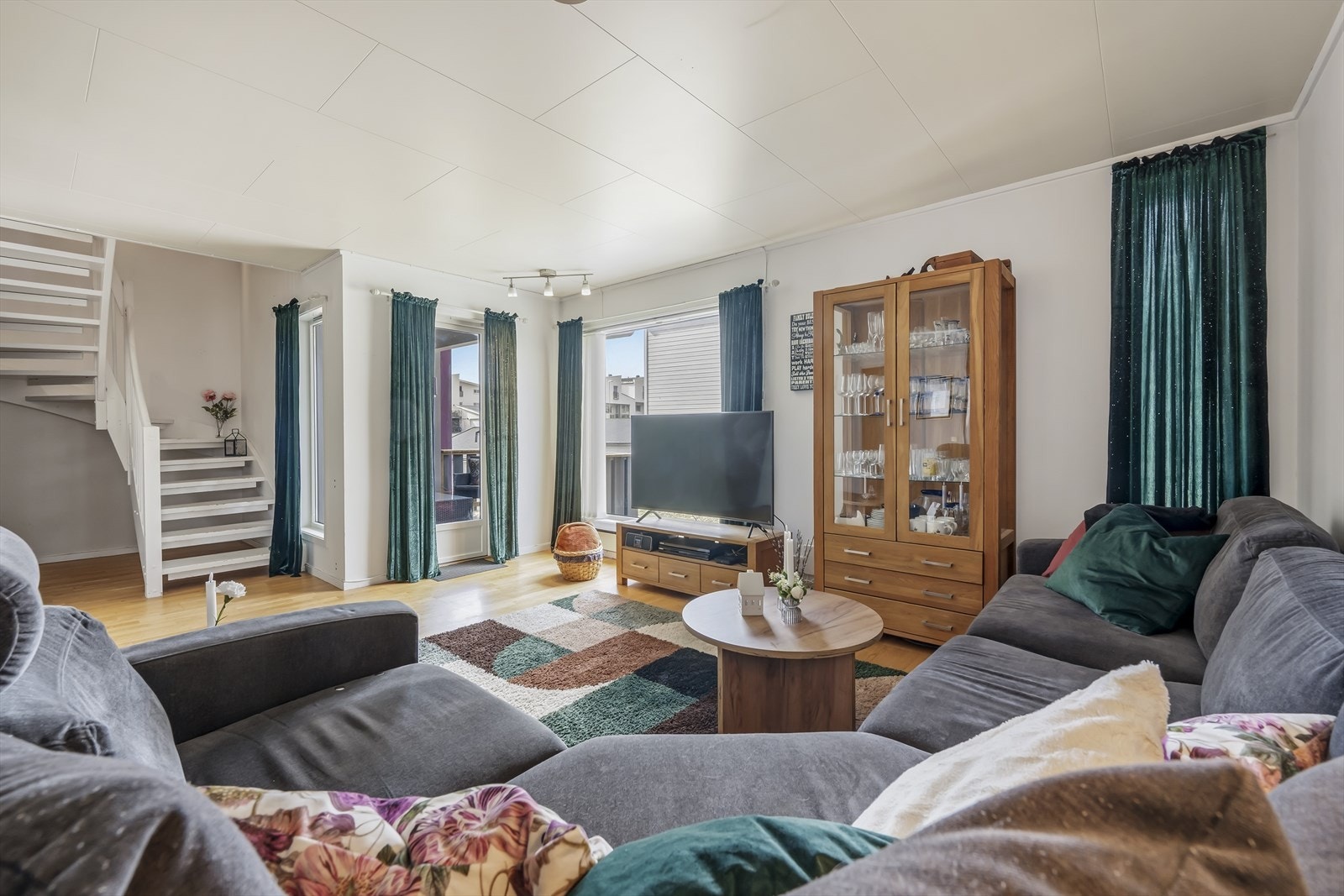 De store vindusflatene gir godt innslipp av naturlig dagslys. Galleribilde