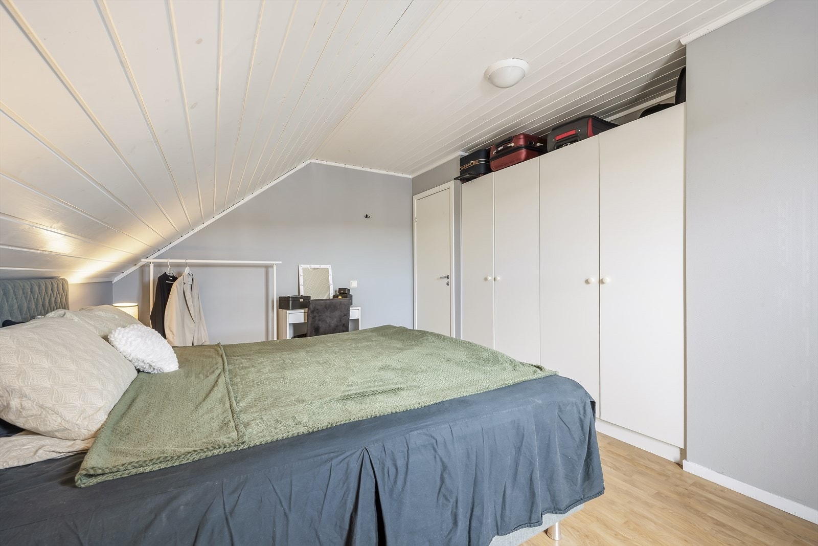 Det er god plass til garderobeløsninger langs den ene veggen, noe som gir fleksible og praktiske oppbevaringsmuligheter. Galleribilde