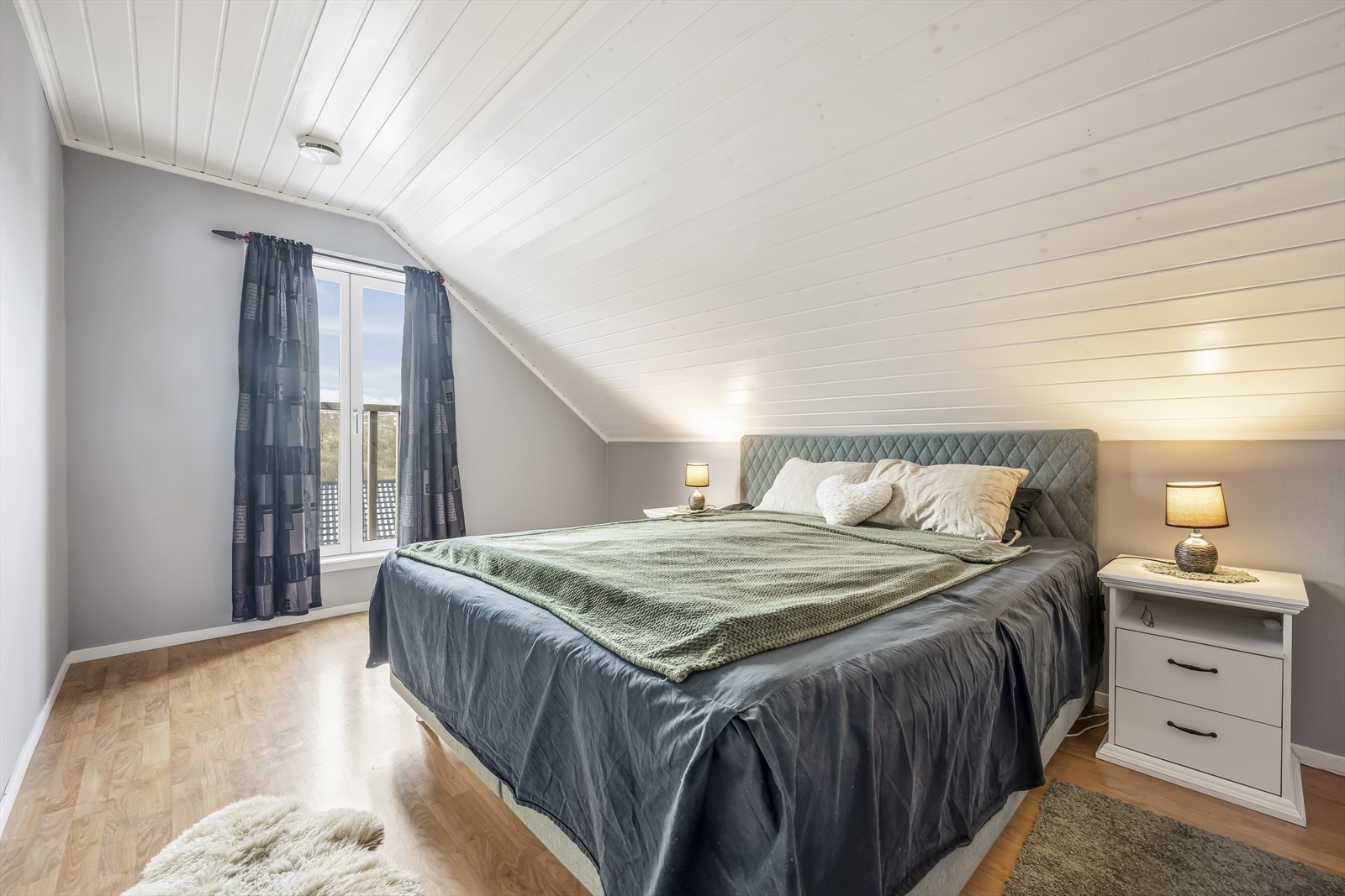 Det andre soverommet på loftet er også av god størrelse og gir gode møbleringsmuligheter. Store vindusflater sørger for rikelig med naturlig dagslys Galleribilde