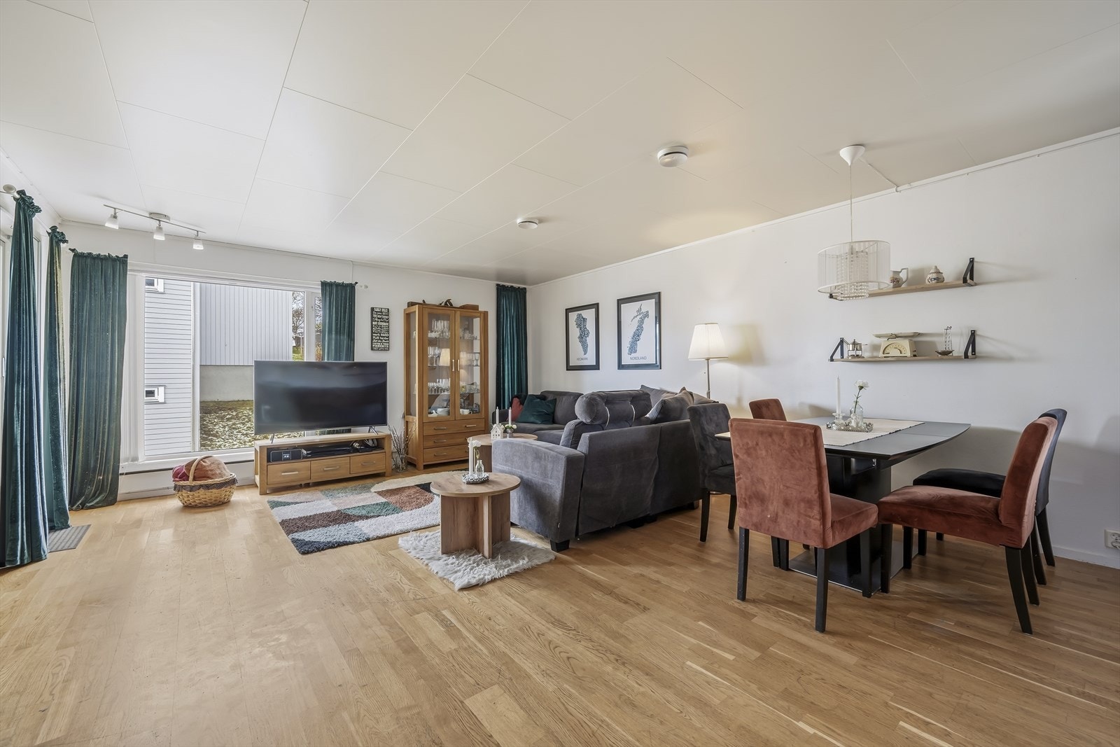 Her er det godt med plass til både en komfortabel sofakrok og et romslig spisebord Galleribilde