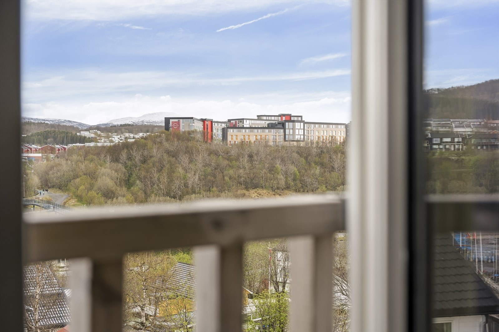 Herfra kan man nyte flott utsikt over nærområdet og de omkringliggende fjellformasjonene Galleribilde