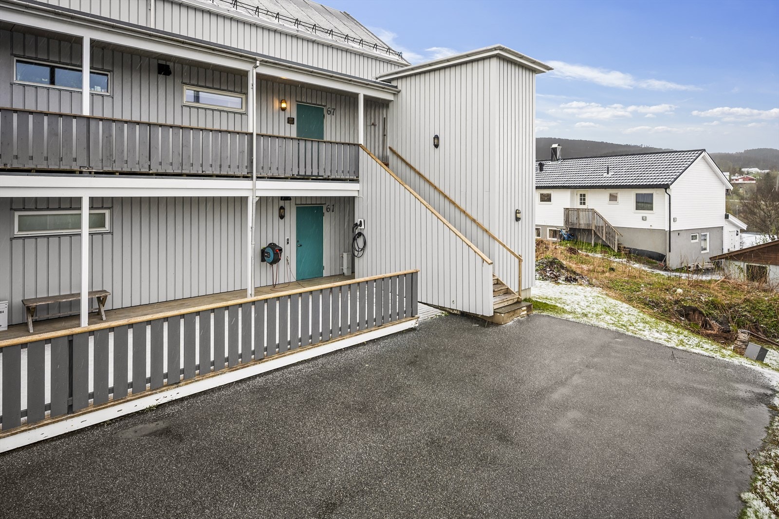 Adkomst til leiligheten skjer via en utvendig trapp som fører opp til svalgang, hvor inngangen til boligen er plassert. Denne løsningen gir en praktisk og oversiktlig tilkomst til leiligheten. Galleribilde