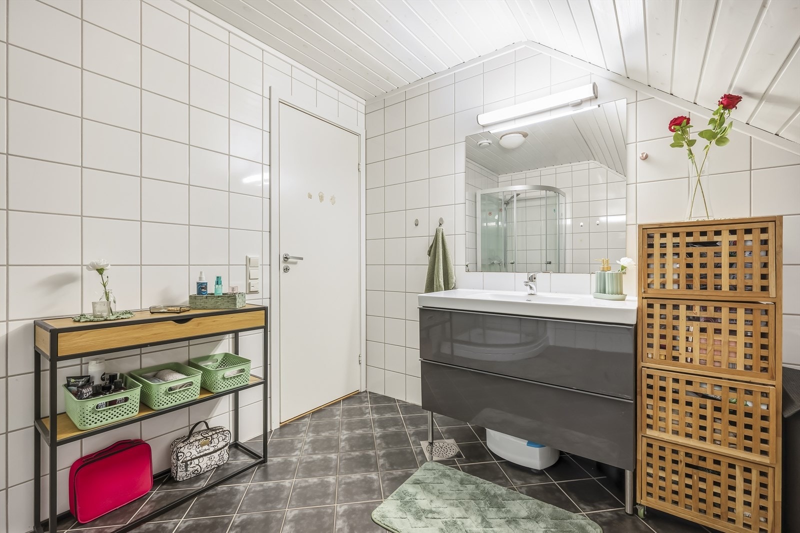 Badet på loftet er fra byggeåret og fremstår som funksjonelt innredet. Rommet har flislagt gulv med elektriske varmekabler Galleribilde
