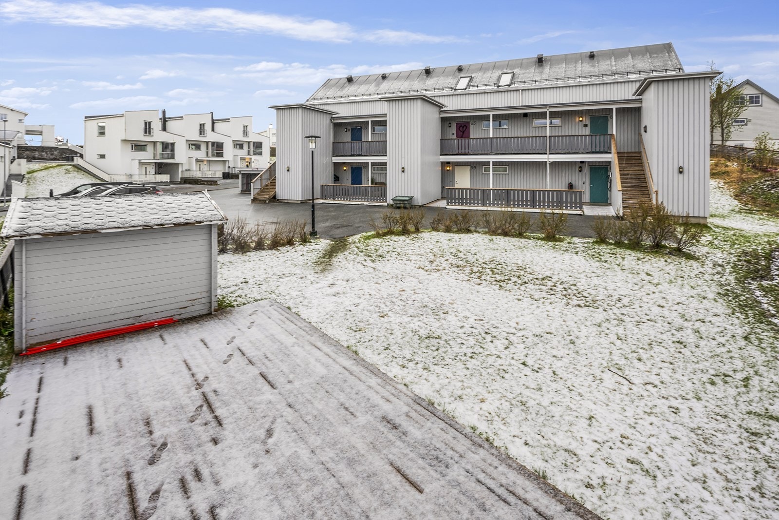 Leiligheten er en del av Øverbrækka borettslag, som er tilknyttet Boligbyggelaget Nobl. Fra boligen er det kort vei til flere skoler og barnehager, som Mørkvedbukta skole og barnehage kun 7 minutter unna. Galleribilde