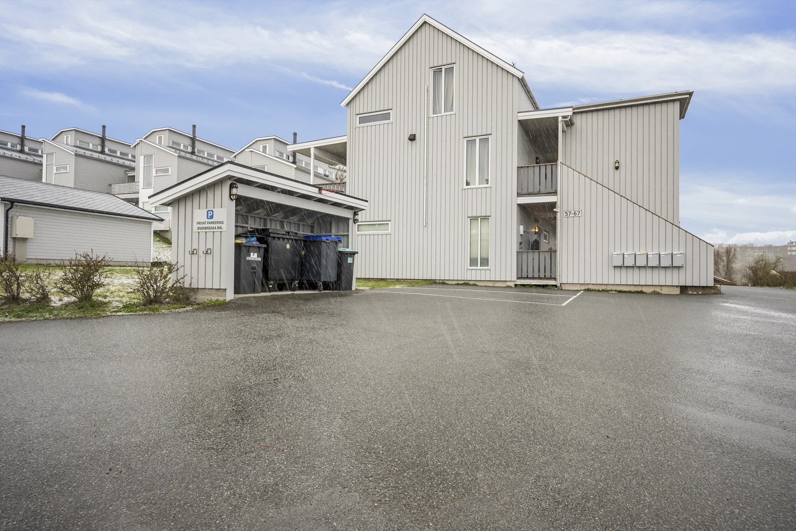 Leiligheten disponerer to faste parkeringsplasser på oppstillingsplass. Det er klargjort for installering av elbillader, og borettslaget har vedtatt å etablere infrastruktur for elbillading til hver boligenhet. Det finnes også gjesteparkeringsplasser. Galleribilde