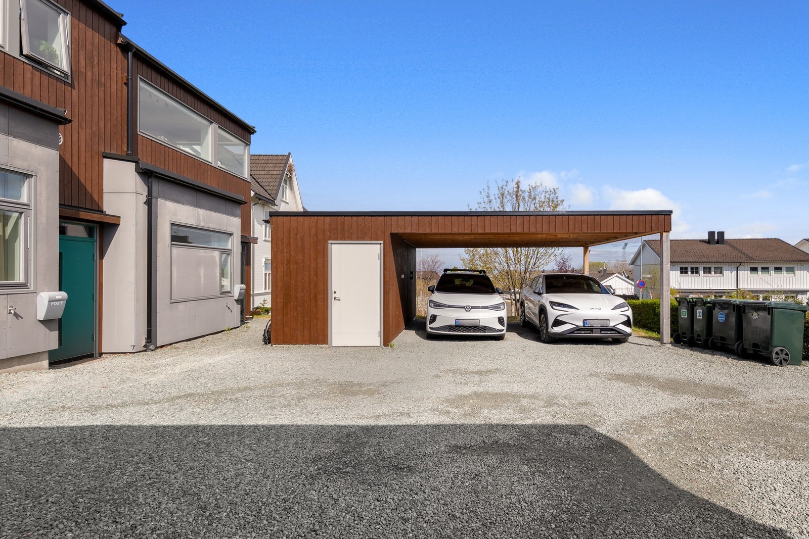 Boligen har fast plass i felles carport. Her ble det installert elbillader i 2024. Egen sportsbod på 6 kvm. Galleribilde