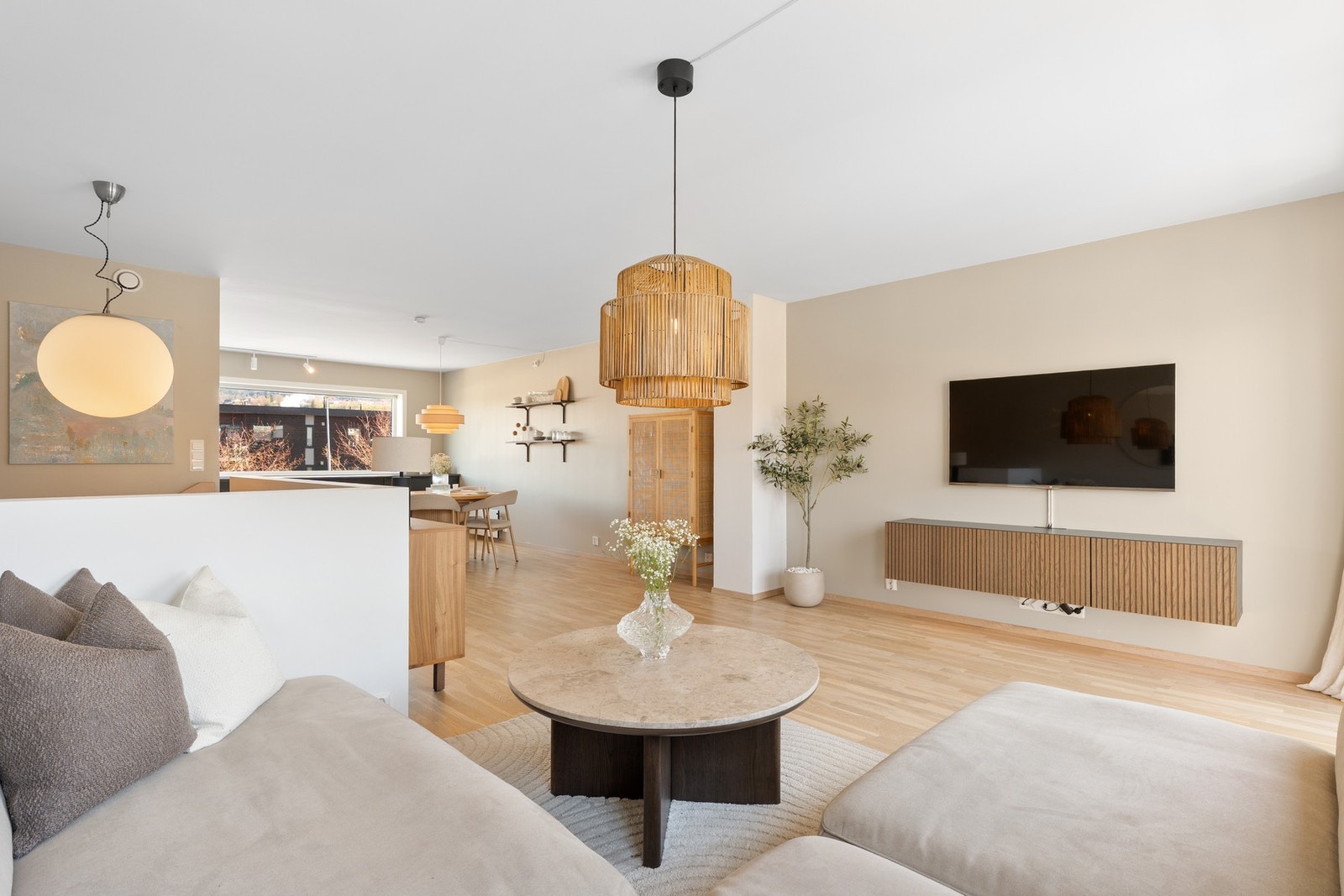 Etasjen er delt inn i tydelige soner med god plass til både sofagruppe og langbord, samtidig som rommet oppleves luftig og åpent. Galleribilde