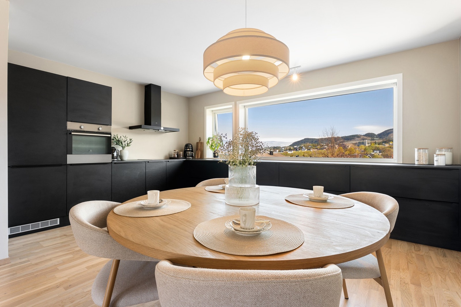 Nydelig kjøkken fra JKE Design. Boligen sto ferdigstilt så sent som i 2019 og holder en gjennomgående høy standard. Galleribilde