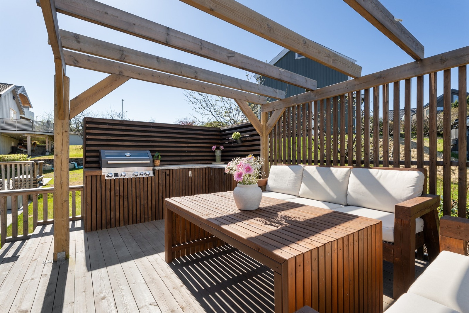 Pergola med utekjøkken og innebygd grill ble oppført i 2025. Grillen følger handelen. Perfekt område for sosiale sammenkomster! Galleribilde