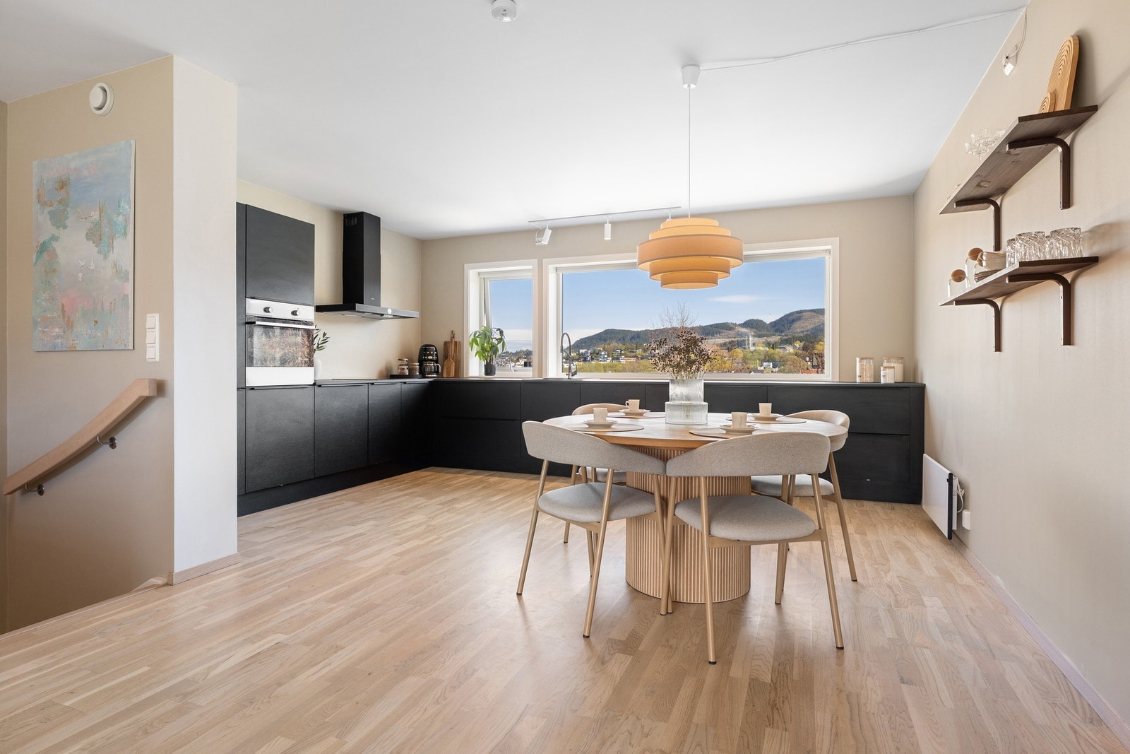 Boligen har balansert ventilasjon som sørger for et sunt inneklima året rundt. Gjengangeren i boligen er de store vindusflatene som åpner opp rommene og bidrar til et herlig gjennomlys. Galleribilde