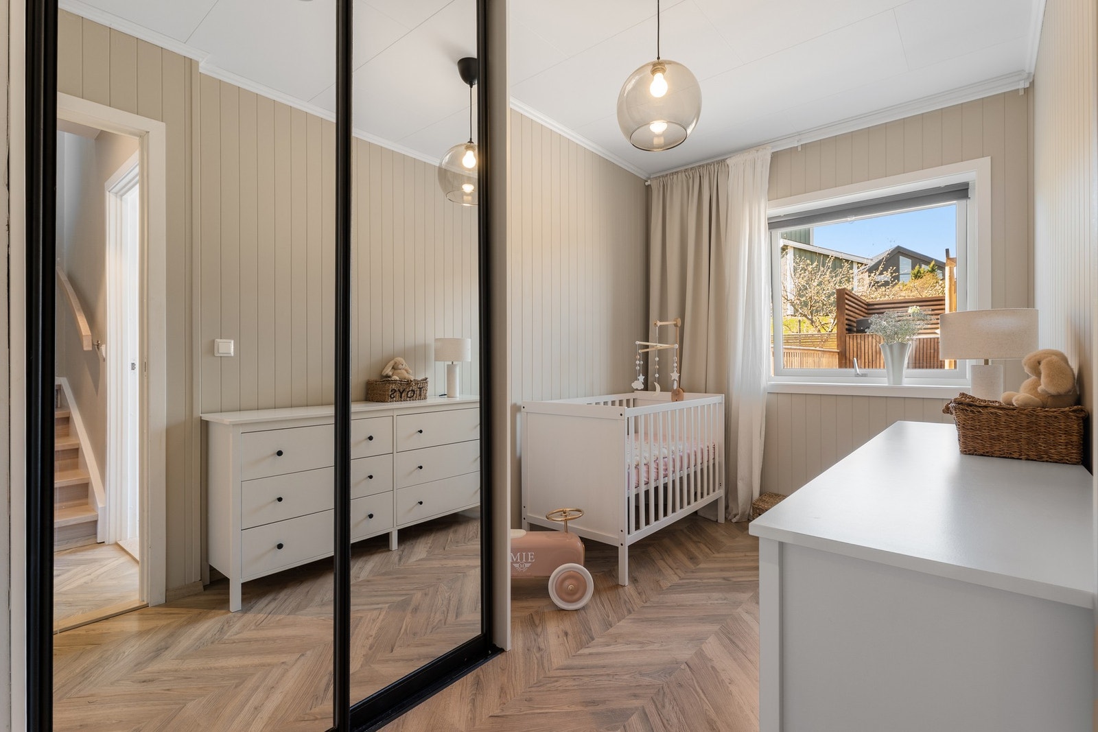 Soverom 2 er på 8,2 kvm. Alle rom er malt i behagelige fargetoner. Skyvedørsgarderobe m/speilfronter. Galleribilde