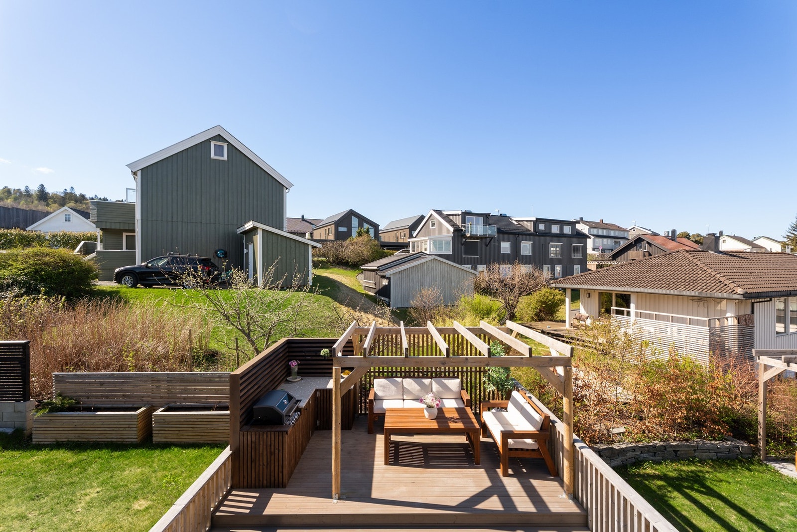 Fint utsyn over terrassen og det grønne nabolaget. Galleribilde