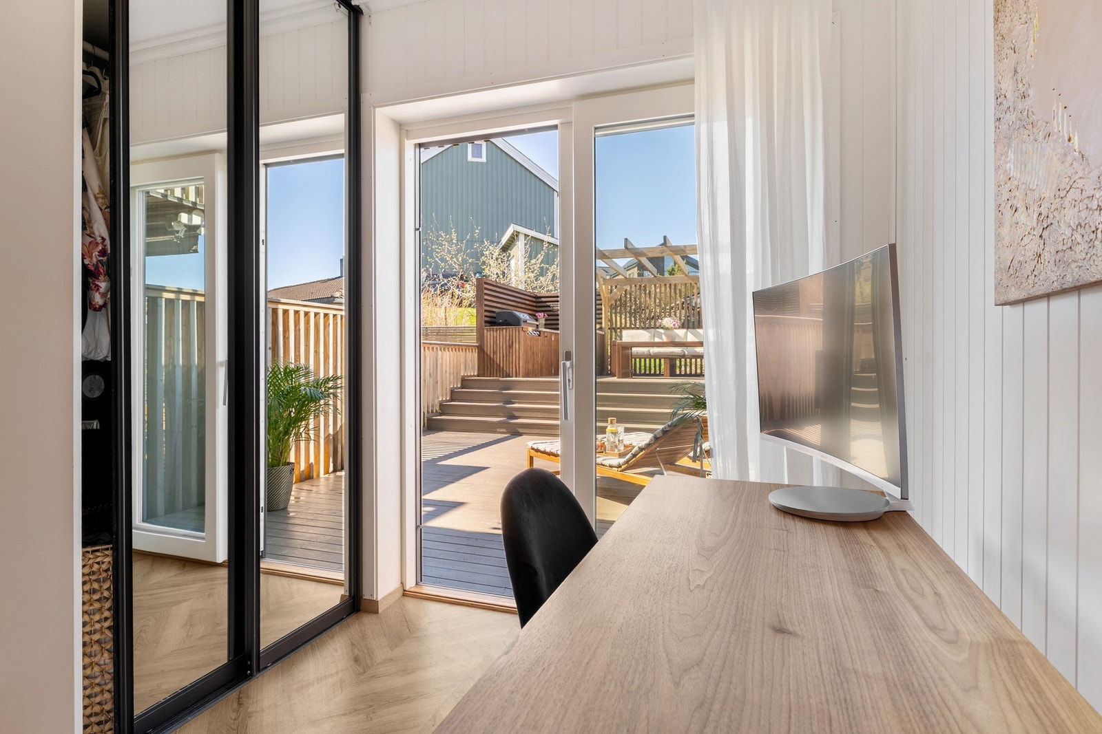 Skyvedørsgarderobe også her. Fra soverommet har du direkte utgang til den vestvendte terrassen. Galleribilde