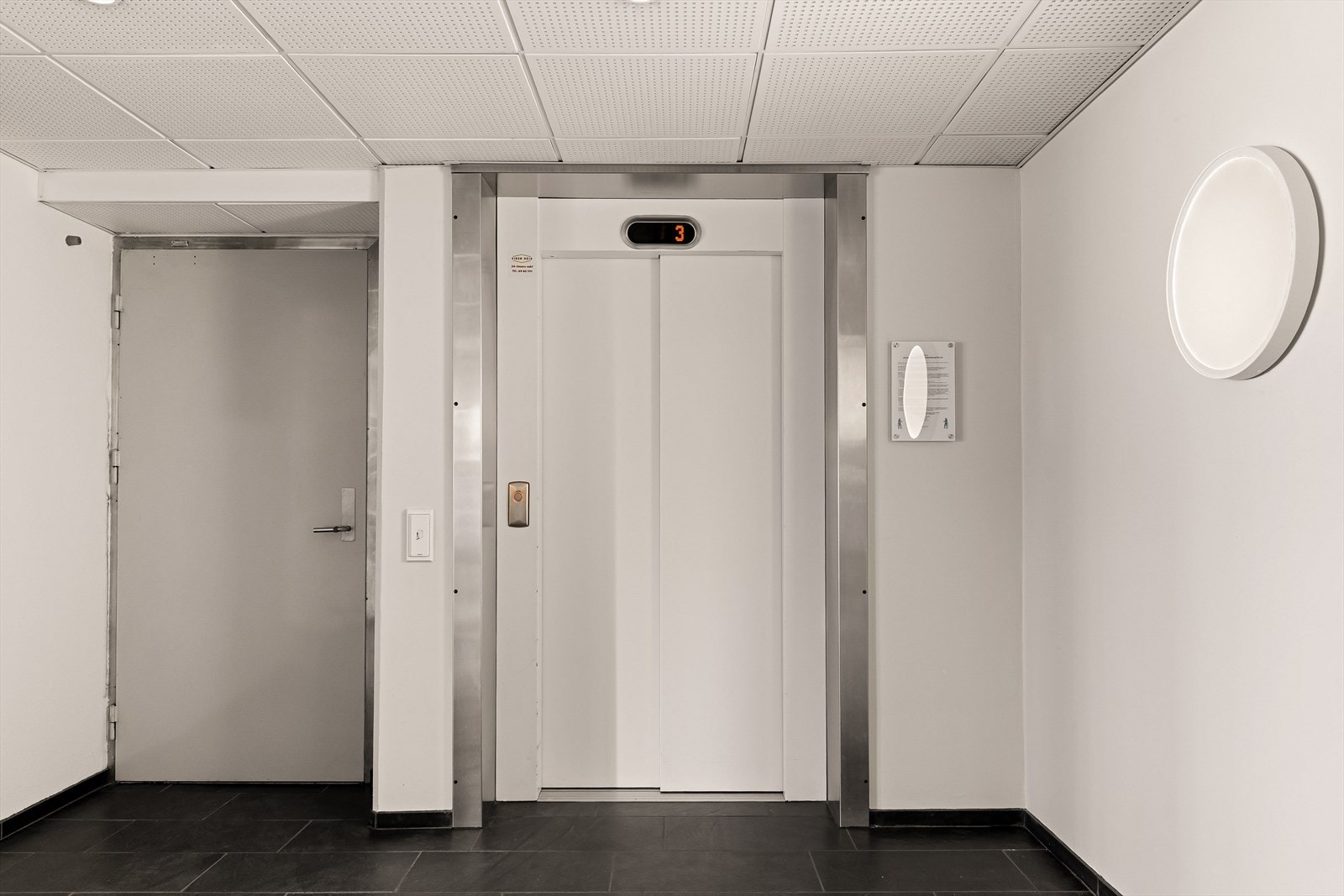 Heisen tar deg enkelt fra garasjeanlegget og opp til leilighetens etasje. Galleribilde