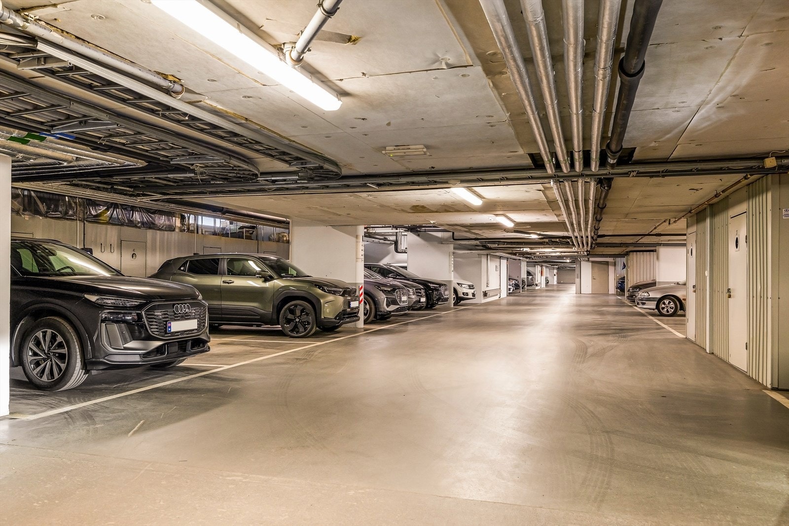 Leiligheten disponerer en egen garasjeplass i felles anlegg, samt en bod i kjeller. Galleribilde