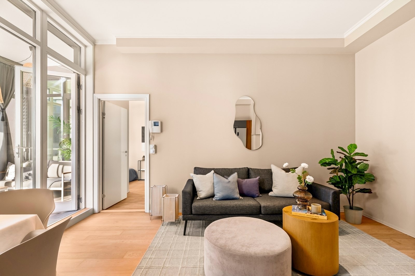 Stuen har god plass til sofagruppe og møblement, med utgang til uteplassen. Galleribilde