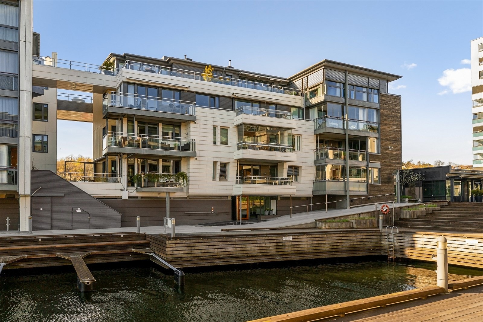 Bygningskroppen er kledd med en kombinasjon av mur, tre og platekledning. Galleribilde