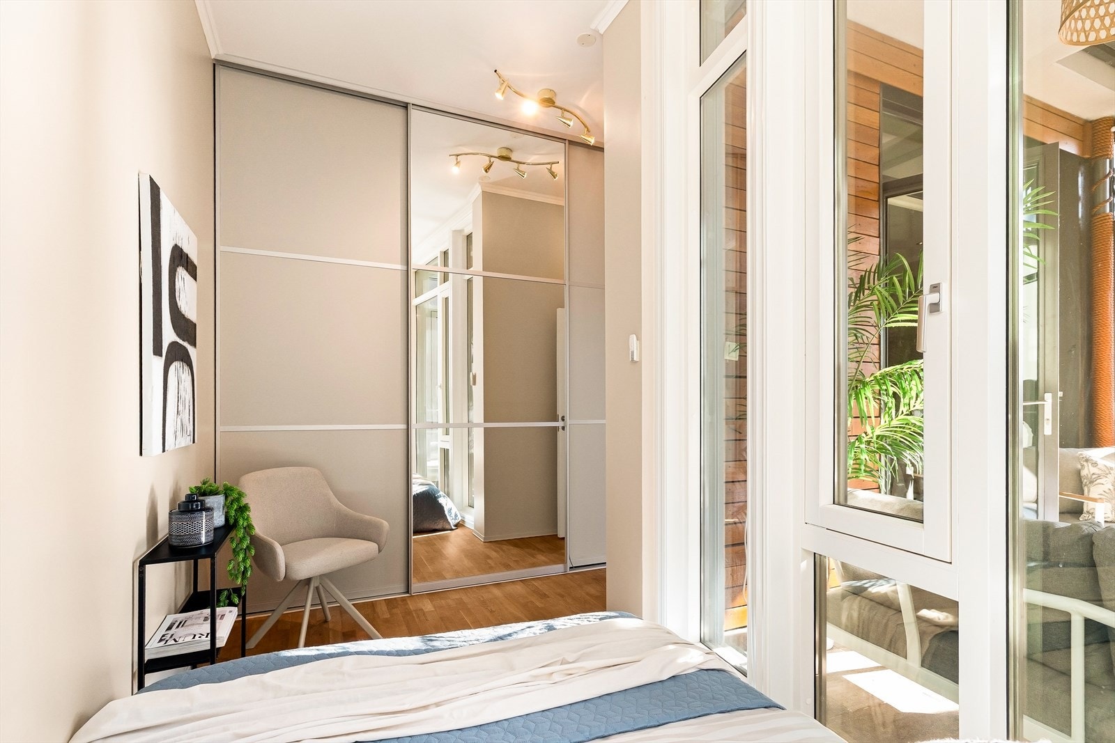 En romslig skyvedørsgarderobe med speilfronter gir rikelig med oppbevaringsplass. Galleribilde