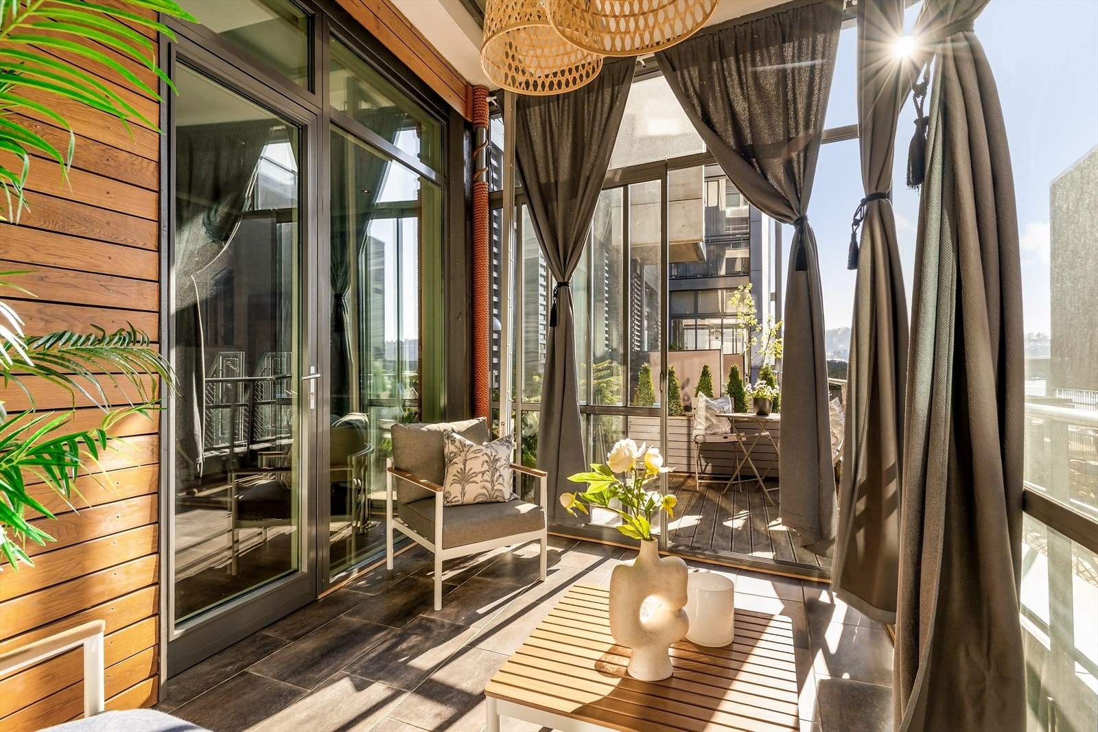 Leiligheten har to private uteplasser: en innglasset balkong med varmekabler og en åpen terrasse. Galleribilde