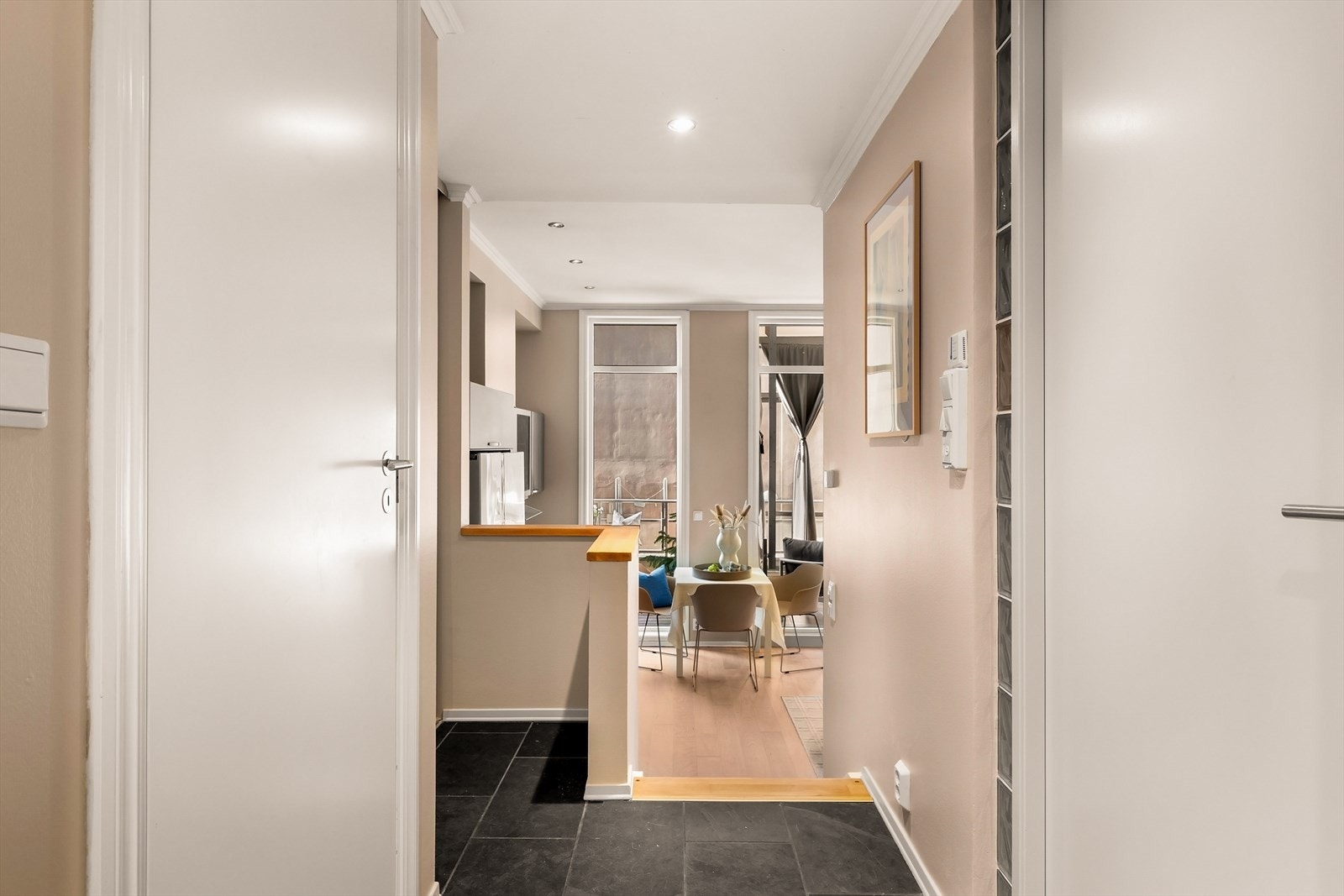 Fra entréen er det direkte adkomst til badet og åpen siktlinje inn mot stuen. Galleribilde