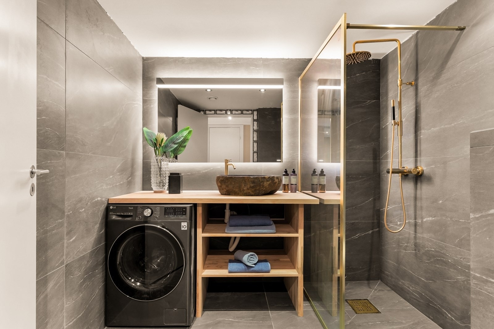 Badet er nylig oppusset med nye overflater og har opplegg for vaskemaskin. Galleribilde
