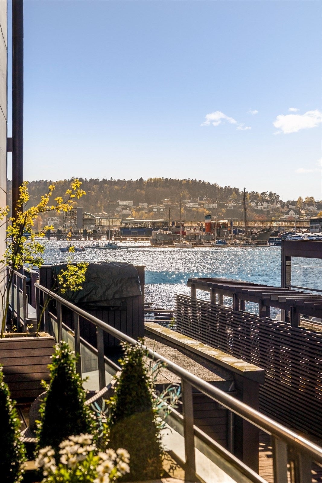 Fra terrassen er det utsikt mot havnebassenget og det maritime miljøet. Galleribilde