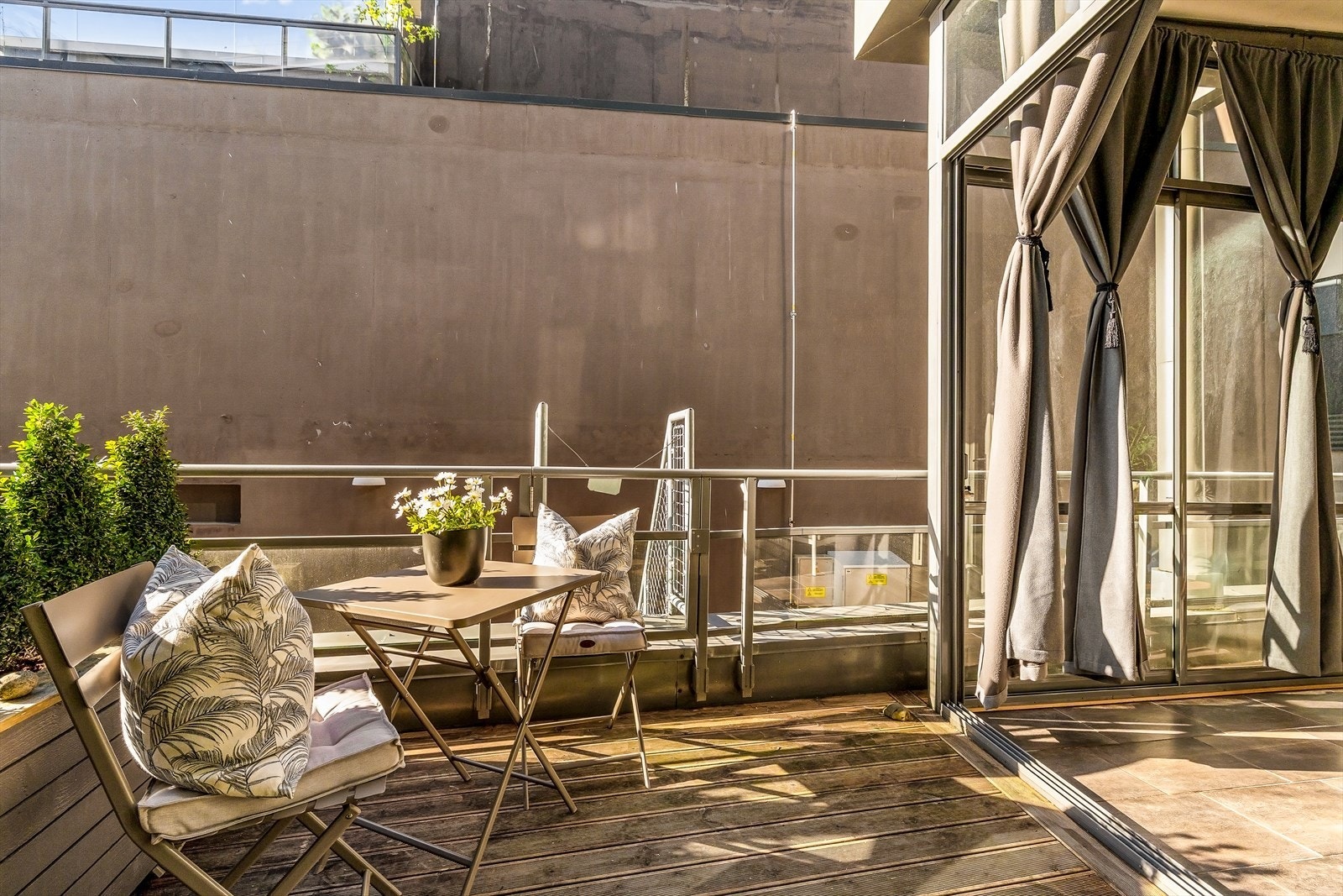 Gulvet er belagt med solide terrassebord. Galleribilde