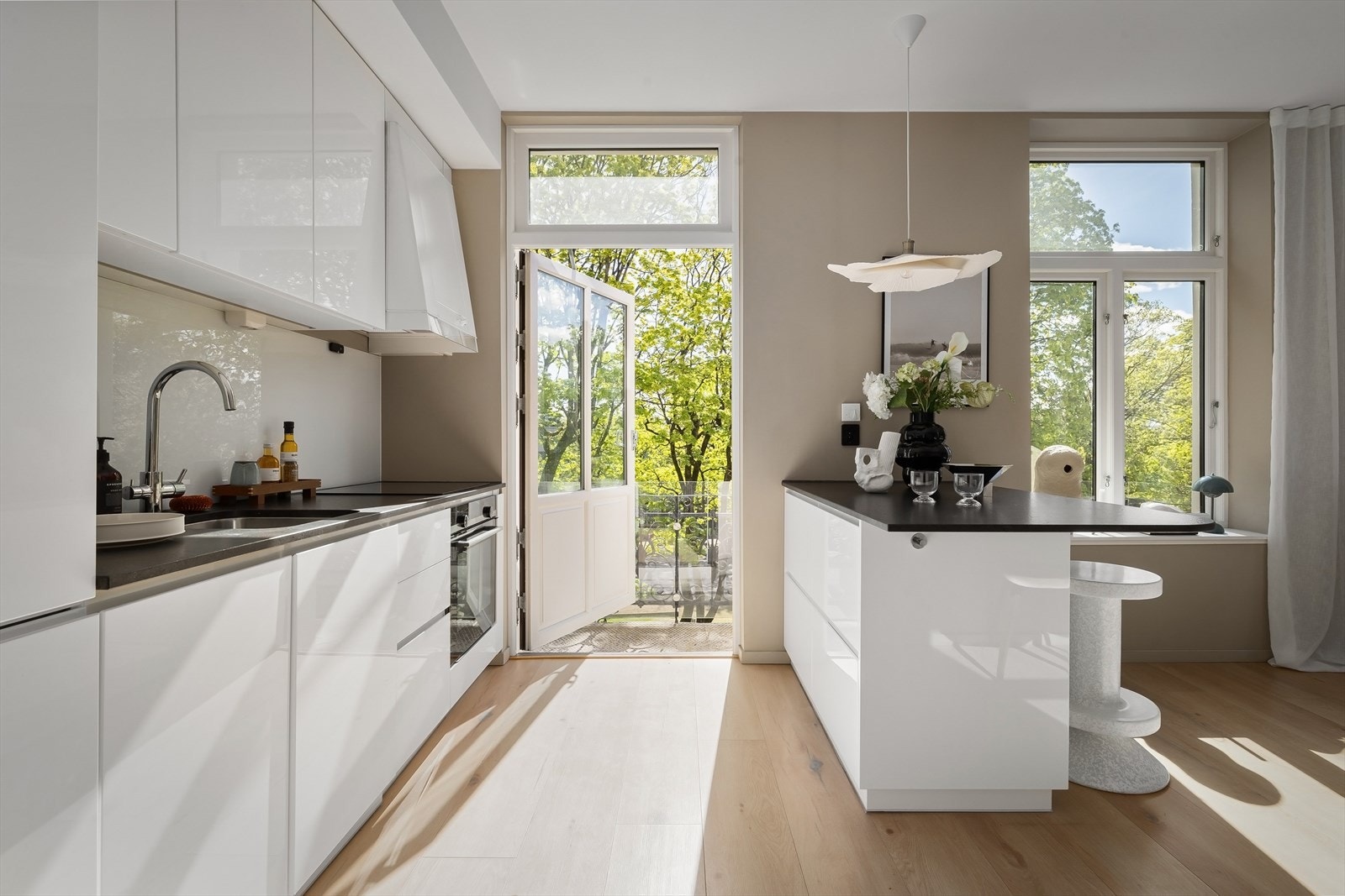 Leiligheten holder en gjennomgående høy standard fra 2022, med vannbåren gulvvarme og balansert ventilasjon for optimal komfort. Galleribilde