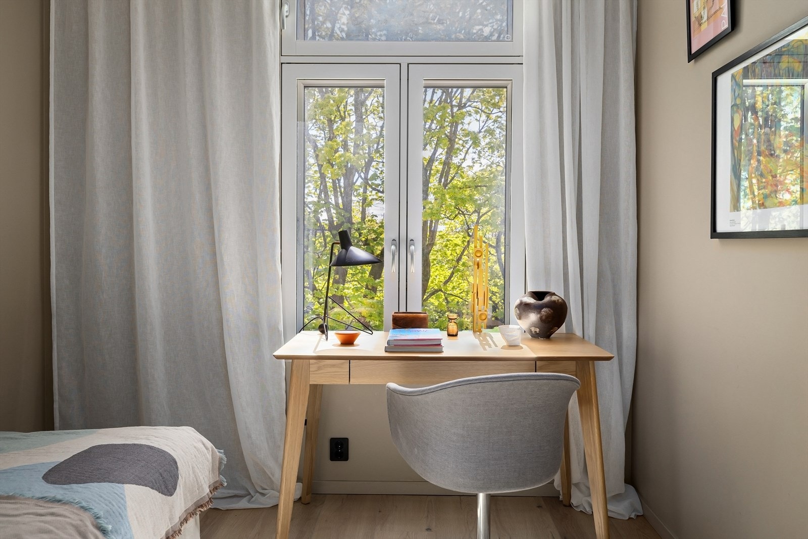 Rommet har plass til seng og arbeidsplass, og har i likhet med de andre oppholdsrommene vannbåren gulvvarme. Galleribilde