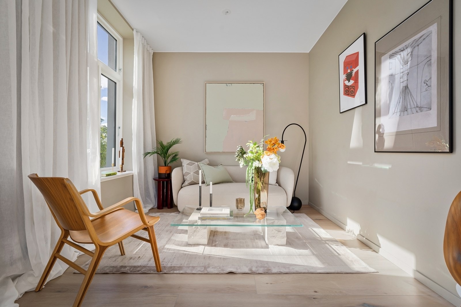 Rommet er lett å møblere med plass til både sofagruppe og spisebord. Galleribilde