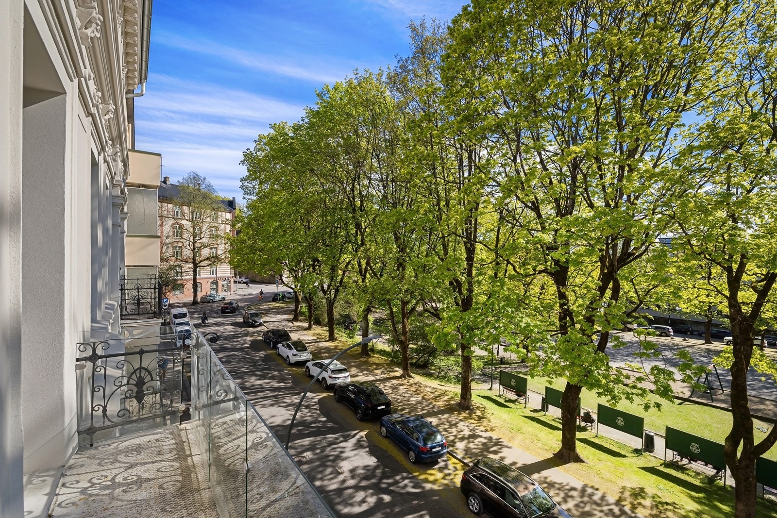 Attraktiv beliggenhet med sydvestvendt balkong som vender rett mot Vestkanttorget! Galleribilde