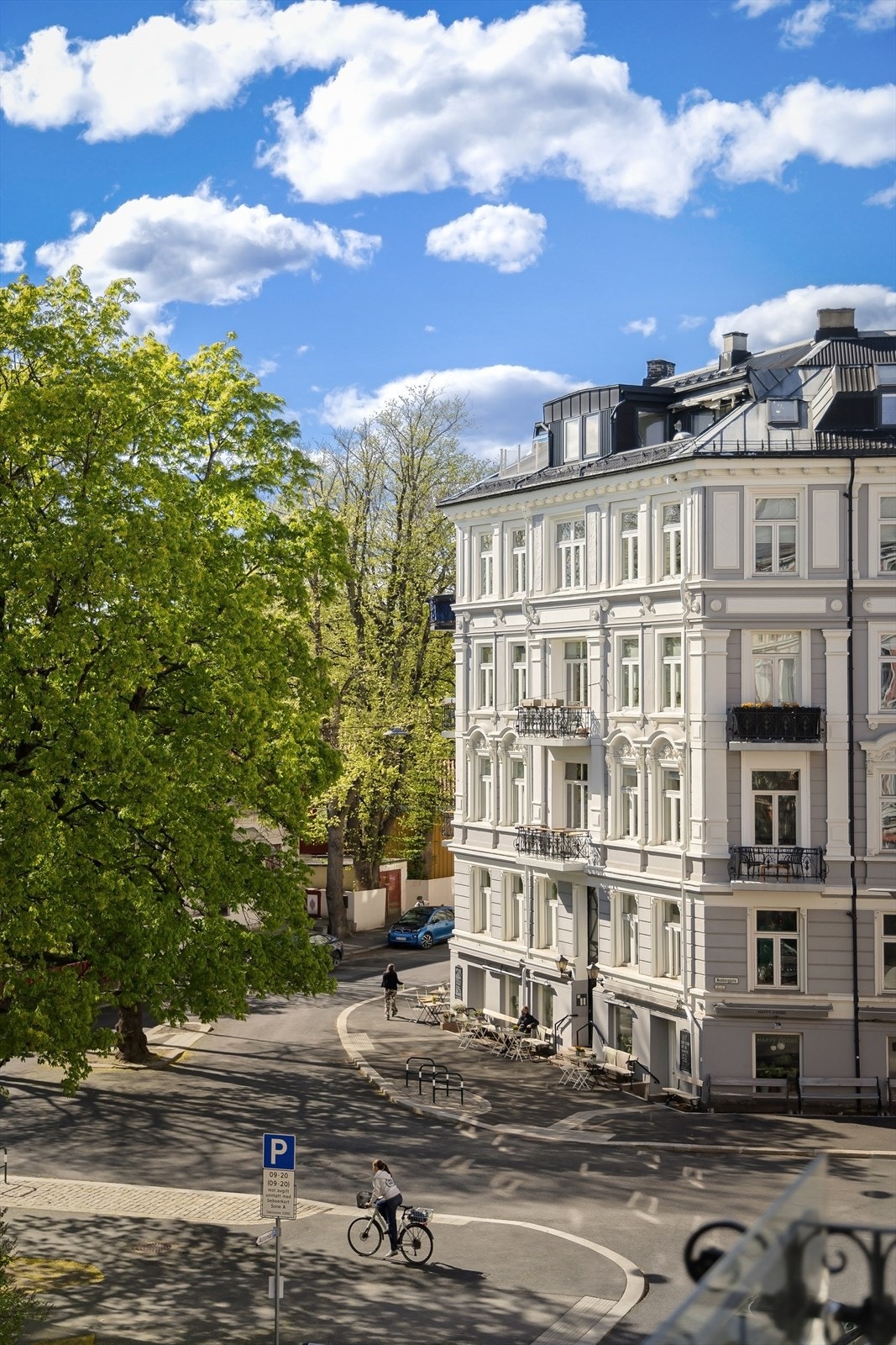 Beliggenheten er sentral på Frogner, med Bogstadveiens handlegate kun fire minutters gange unna. Galleribilde