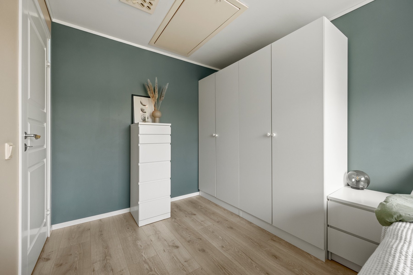 Rommet er i god størrelse med plass til garderobeløsning Galleribilde