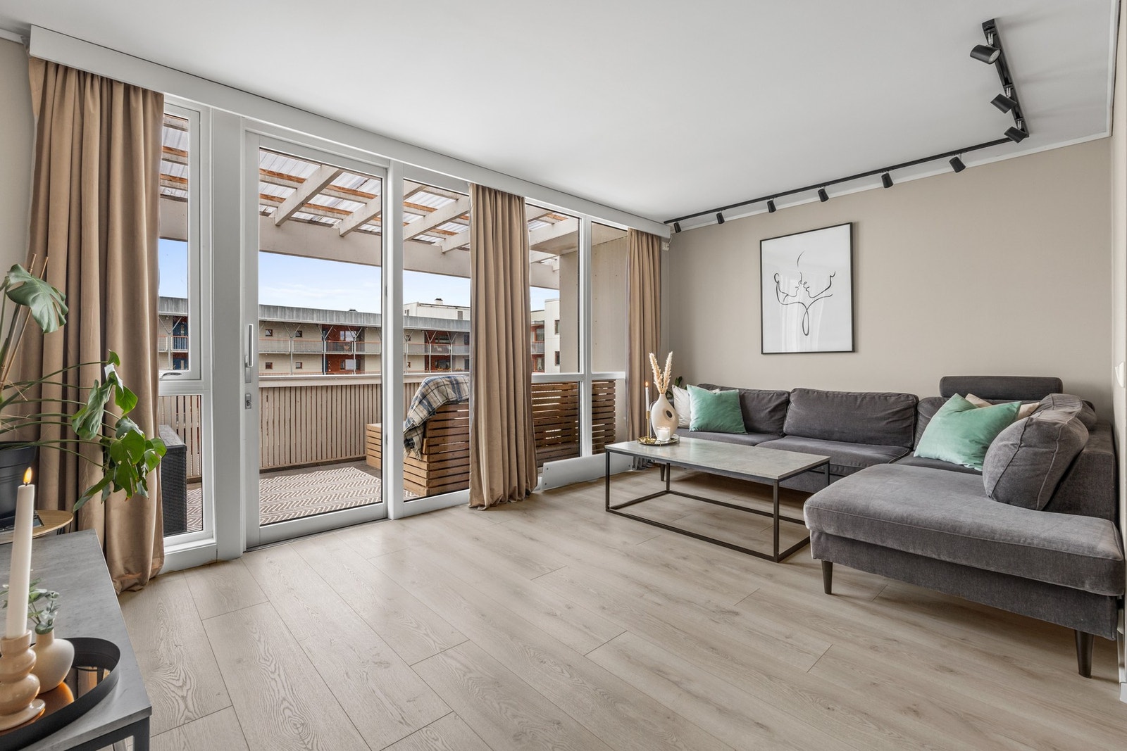 De store vinduene gir godt med dagslys inn i stuen Galleribilde