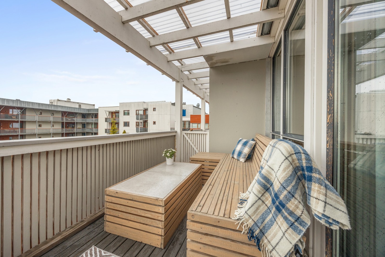 Her kan man lage seg en trivelig sone og nyte både ettermiddags- og kveldssolen! Galleribilde