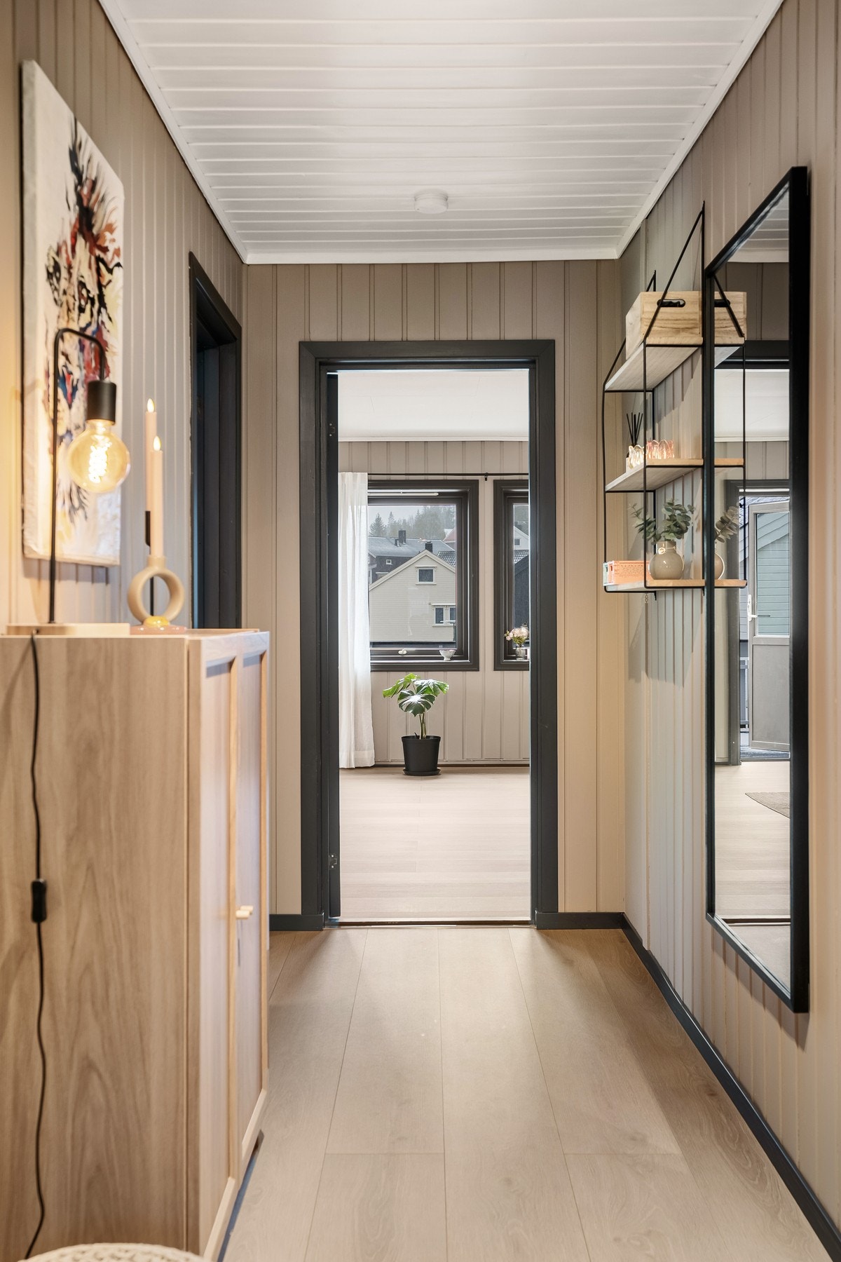 Leiligheten fremstår som velholdt og oppgradert Galleribilde