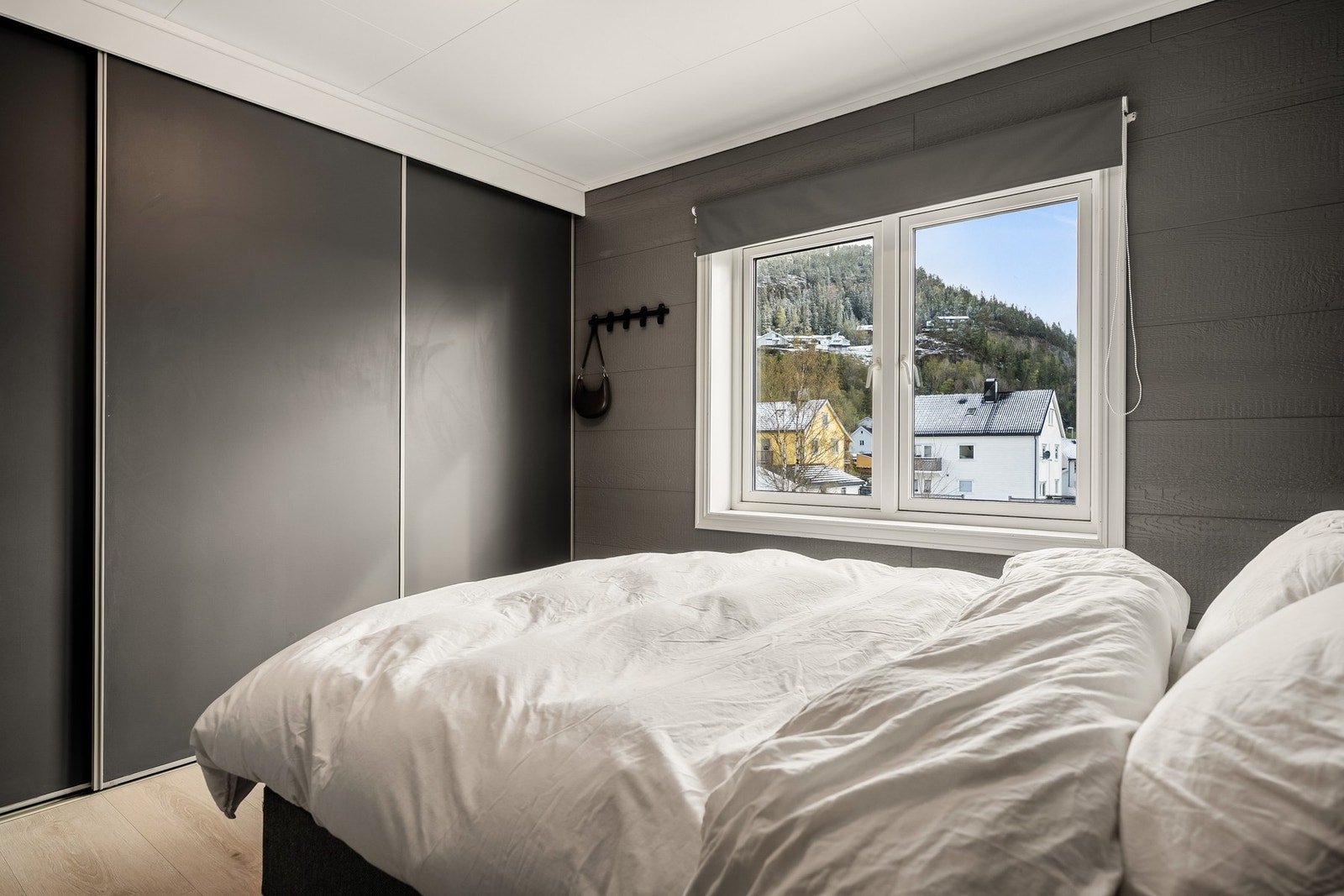 Rosmlig hovedsoverom med skyvedørsgarderobe Galleribilde