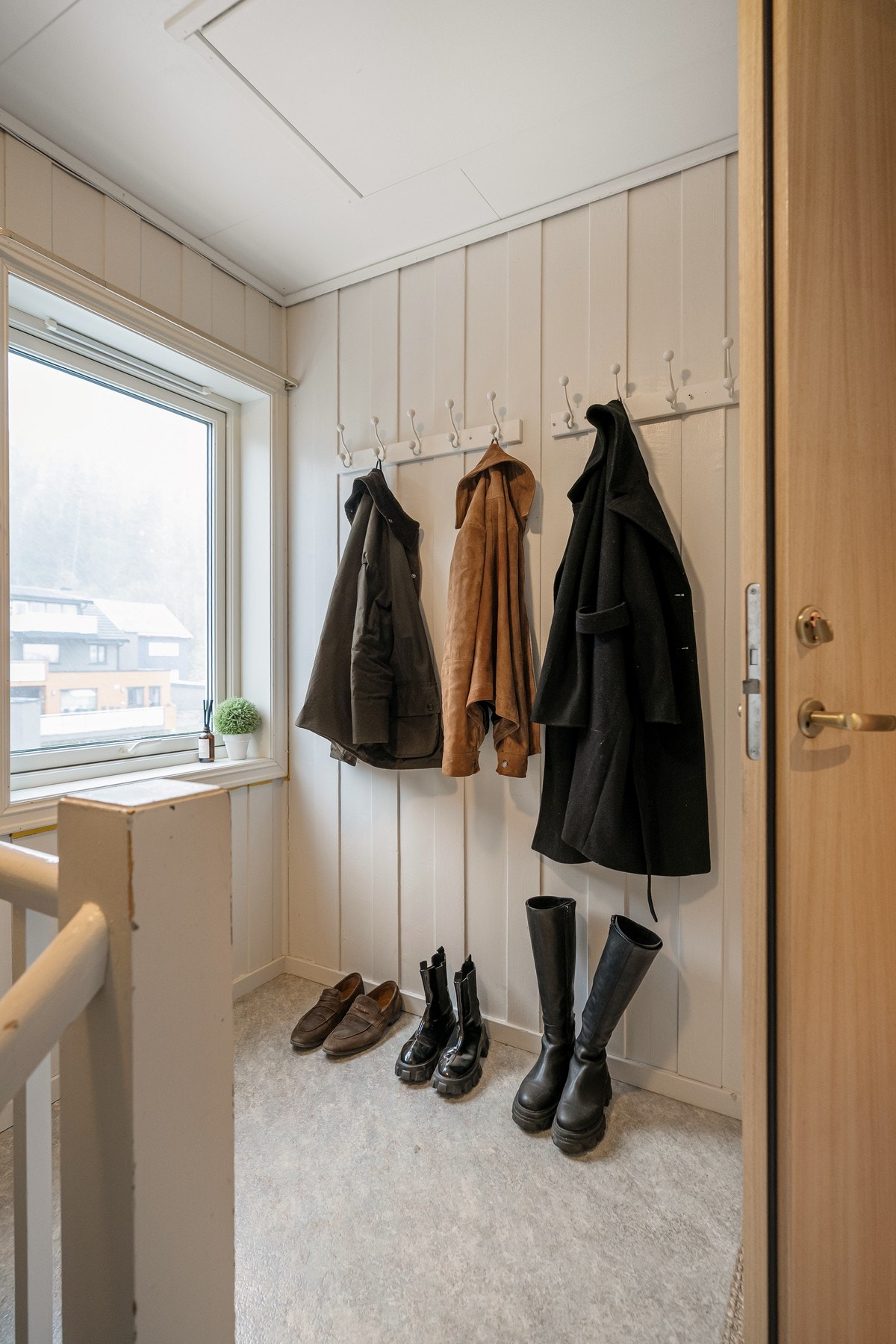 Leiligheten har adkomst fra felles trappeoppgang med plass til oppheng av yttertøy og sko Galleribilde