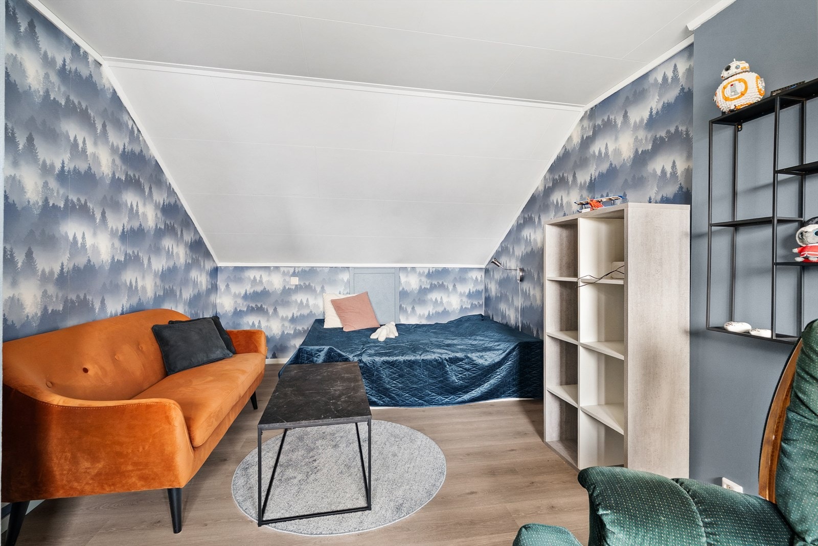 Her er det plass for seng og garderobe. Rommet kan også benyttes som ekstra tv-stue ved behov. Galleribilde