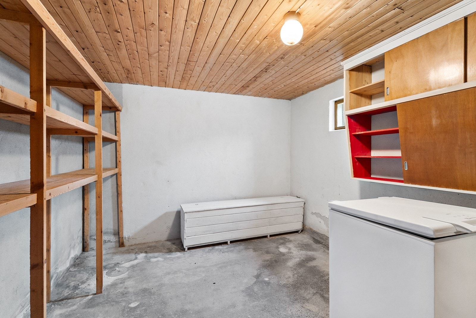 Kjelleren byr på rikelig med lagringsplass i flere boder. Galleribilde
