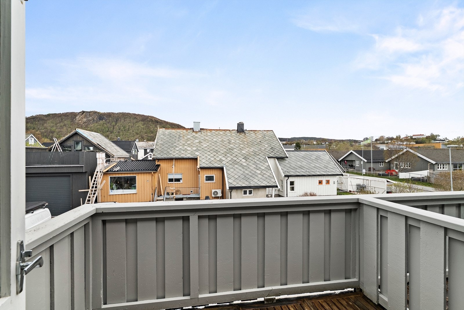 Balkong i 2.etg med utsyn mot innkjørsel og næromådet. Galleribilde