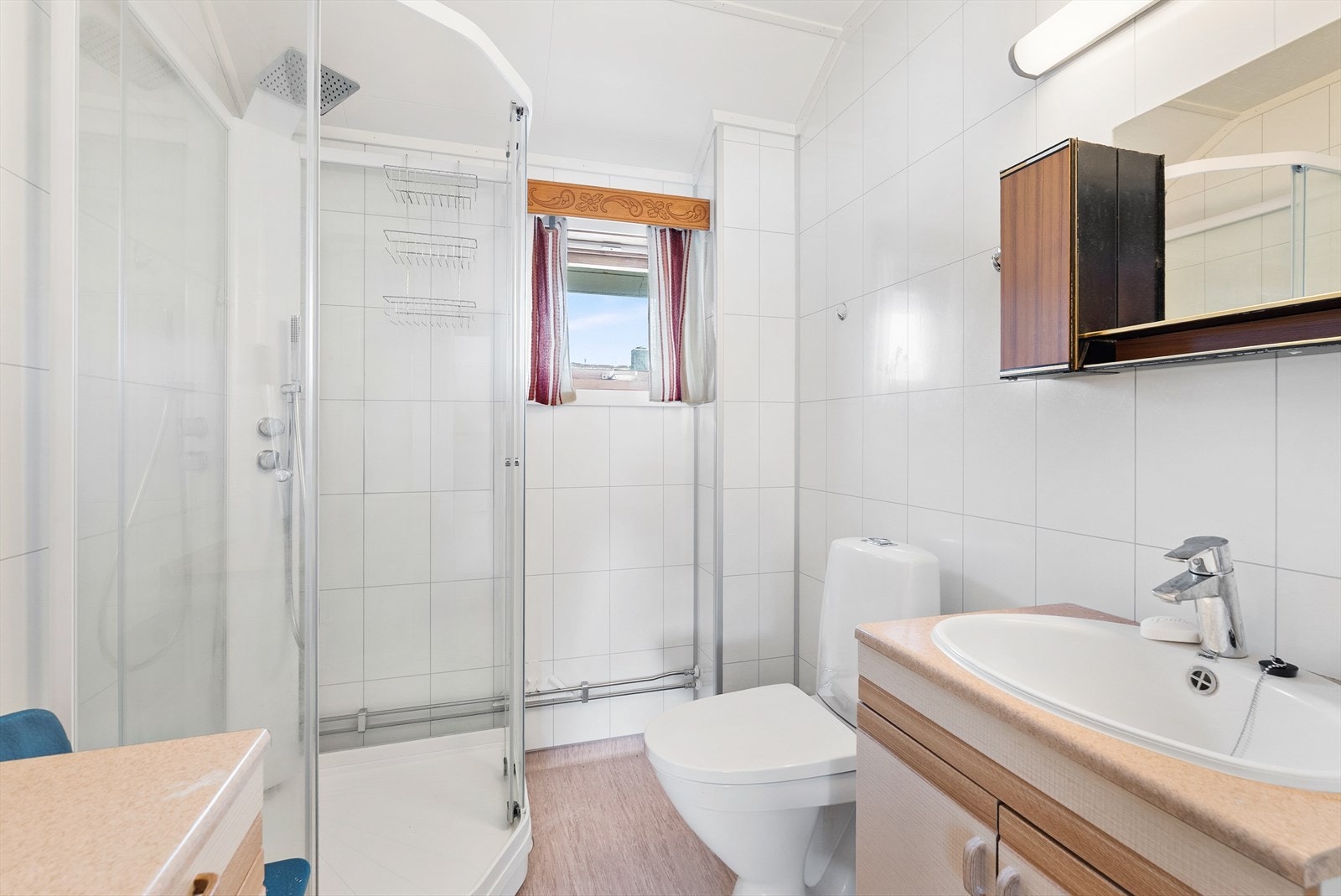 Badet ble renovert i 2016 og har belegg med gulvvarme, våtromsplater på veggene og dusjkabinett. Galleribilde